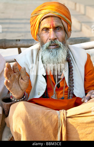 Porträt einer alten indischen Bettler Mann mit einem grauen Bart mit einer orange Turban, Varanasi, Indien Stockfoto