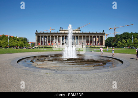 Altes Museum mit Brunnen in Berlin, Deutschland Stockfoto