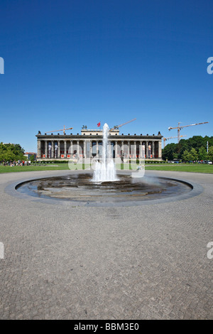 Altes Museum mit Brunnen in Berlin, Deutschland Stockfoto