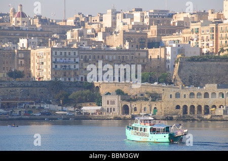 Malta. Valletta, Sliema Passagier Fähre überqueren Marsamxett Harbour mit Valletta hinter. 2009. Stockfoto