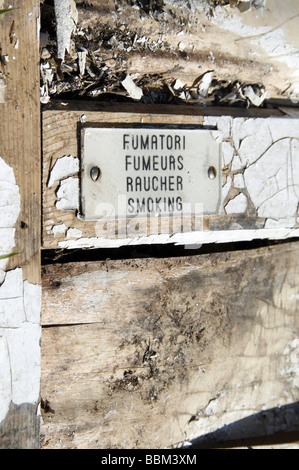 mehrsprachige Schild an alten Zimmertür im Feld aufgegeben Stockfoto