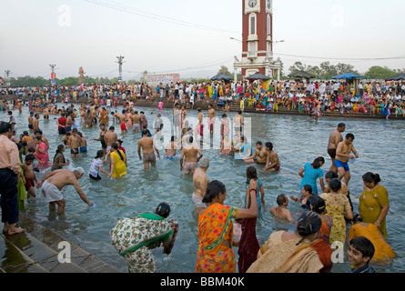 Pilger, Baden im Fluss Ganges. Haridwar. Uttarakhand. Indien Stockfoto