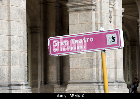 Touristen können leicht Havanna aufgrund der guten Informationen angezeigt in den Straßen navigieren. Stockfoto