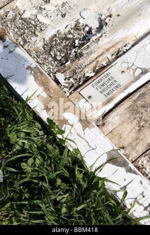 mehrsprachige Schild an alten Zimmertür im Feld aufgegeben Stockfoto