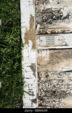 mehrsprachige Schild an alten Zimmertür im Feld aufgegeben Stockfoto