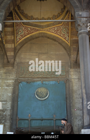 Eingang von der Yeni Camii 1597 1660 Türkei 670924 101 Stockfoto