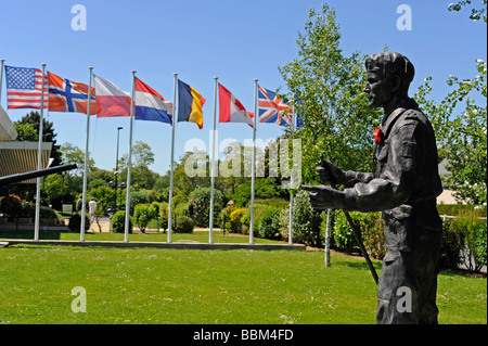 D-Day Memorial Pegasus-Brücke Ranville Batterie Calvados Normandie Normandie Frankreich Brigadier James Hill WWII Stockfoto