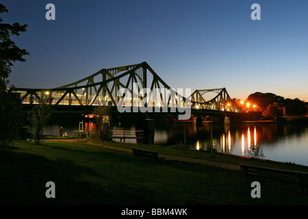 Glienicker Brücke zwischen Berlin und Potsdam am Abend, Deutschland, Europa Stockfoto