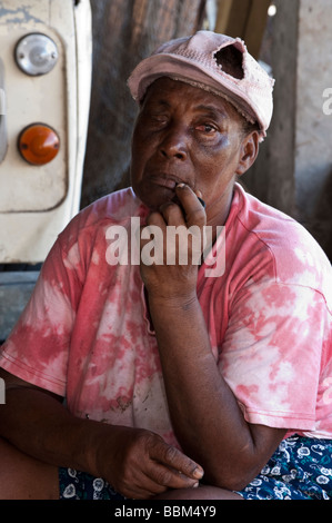 Eine alte lokale karibische Frau raucht eine Pfeife bei Douglas Plantation in Grenada Stockfoto