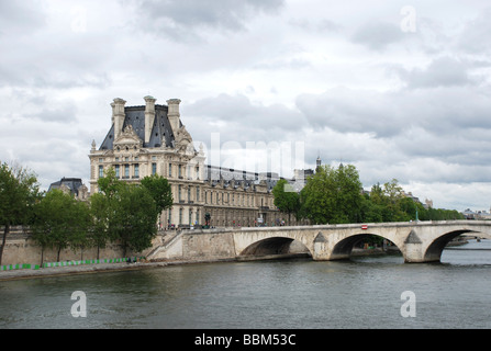 Blick von der Louvre in Paris, der ursprüngliche Palast vom über den Fluss Seine Stockfoto