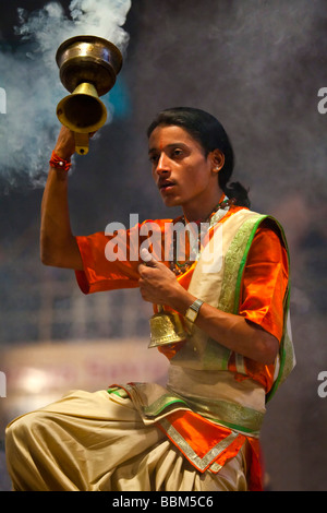 Junge indische männliche Priester darstellende Puja (Agni Pooja) am Dashashwamedh Ghat, Varanasi, Indien Stockfoto