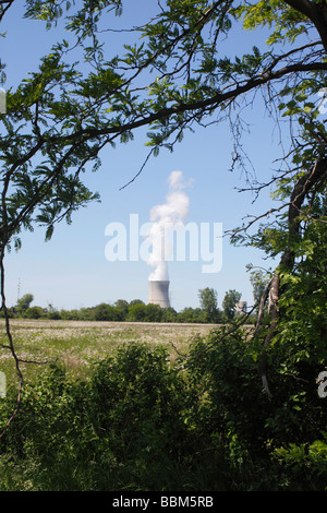 Schornstein eines Kernkraftwerks in der grünen Natur vor blauem Himmel niemand Vorderansicht in Ohio USA US-Fotos Hintergrund vertikal hochauflösende Bilder Stockfoto