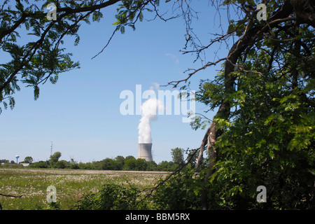 Schornstein eines Kernkraftwerks in der grünen Natur vor blauem Himmel niemand Vorderansicht in Ohio USA US horizontale Hintergrundfotos Bild Hi-res Stockfoto