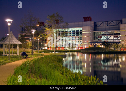 Houston, TX, USA: Der Stadt George R. Brown Convention Center leuchtet in der Dämmerung, vom Discovery Green Park gesehen. Stockfoto