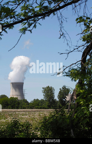 Schornstein eines Kernkraftwerks in der grünen Natur vor blauen Himmelsbäumen niemand niemand vorne in Ohio USA US-Fotos aus vertikalen Hochauflösungen Stockfoto