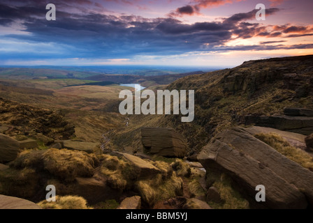 Blick vom Kinder Scout über gegenüber freundlicher Reservoir. Peak District UK GB EU Europa Stockfoto