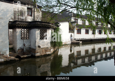 Kanal im alten Wasser Stadt Zhouzhuang Jiangsu China Stockfoto