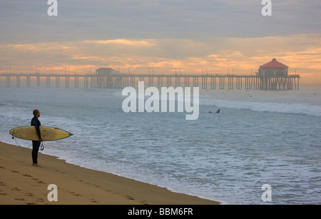 Surfer in der Nähe der Pier Huntington Beach Orange County in Kalifornien Stockfoto