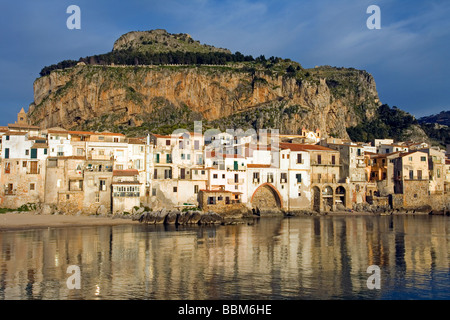 Alten Hafen Mt La Rocca Angeln Boote Schiffe Strand maurische Architektur Stadt der Provinz Cefalu Palermo Sizilien Italien Stockfoto