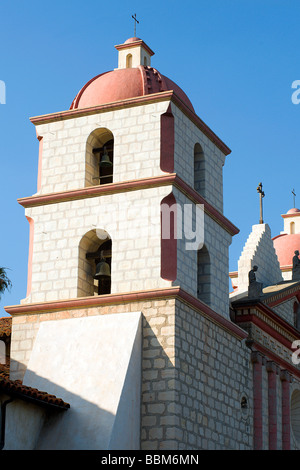 Eines der zwei Glockentürme der Mission Santa Barbara in Santa Barbara, Kalifornien Stockfoto
