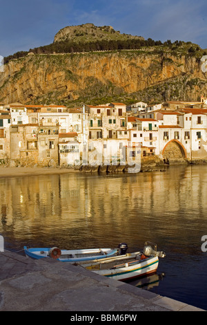 Alten Hafen Mt La Rocca Angeln Boote Schiffe Strand maurische Architektur Stadt der Provinz Cefalu Palermo Sizilien Italien Stockfoto