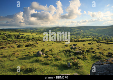 Blick Richtung Widecombe in das Moor aus Bonehill Felsen, Dartmoor, Devon, England, Vereinigtes Königreich Stockfoto