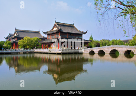 Quanfu buddhistischer Tempel gebaut in der Song-Dynastie mit Brücke und See, umgeben von Gärten Zhouzhuang Nanhu Jiangsu China Stockfoto