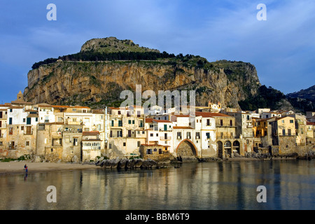 Alten Hafen Mt La Rocca Angeln Boote Schiffe Strand maurische Architektur Stadt der Provinz Cefalu Palermo Sizilien Italien Stockfoto