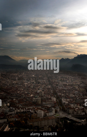 Sonnenuntergang über Grenoble in den französischen Alpen schoss aus der Bastille. Stockfoto