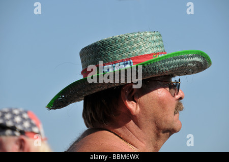Reifer Mann im Strohhut in Hollywood Beach, Florida USA. Stockfoto