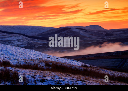 Eine erstaunliche Winter Sonnenuntergang mit Blick auf Pen-Y-Gent in den Yorkshire Dales National Park UK GB EU Europa Stockfoto