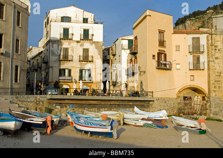 Alten Hafen Mt La Rocca Angeln Boote Schiffe Strand maurische Architektur Stadt der Provinz Cefalu Palermo Sizilien Italien Stockfoto