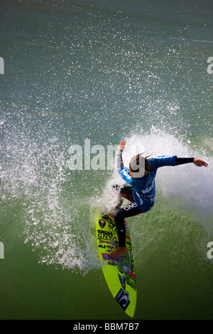 Kanoa Igarashi im Wettbewerb mit den Katin Pro Am Surf-Wettbewerb am Huntington Beach Pier Orange County in Kalifornien Stockfoto