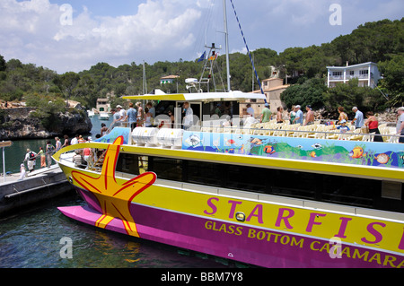 Ausflugsschiff im Hafen von Cala Figuera, Gemeinde Santanyi, Mallorca, Balearen, Spanien Stockfoto