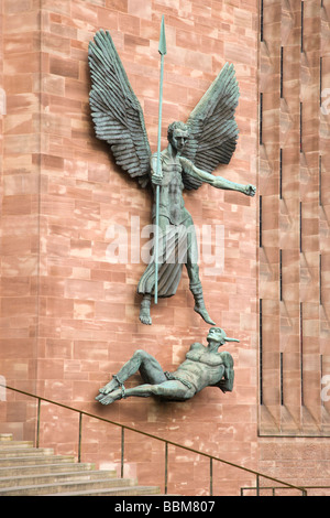 St. Michael Sieg über den Teufel, Skulptur von Sir Jacob Epstein an St. Michael oder Coventry Cathedral, Leicester, England, Stockfoto