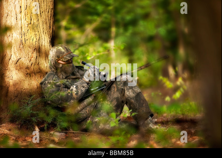 Frühling Türkei Jäger sitzen im Wald Stockfoto