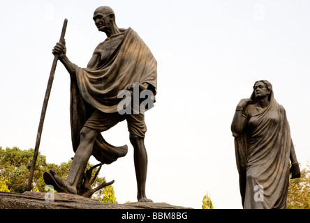 Bronzestatue von Mahatma Gandhi und seine Frau Kasturba New Delhi Indien Stockfoto