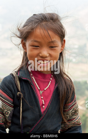 Junge schwarze h ' Mong-Mädchen in der Nähe von Sapa, Nord-Vietnam Stockfoto