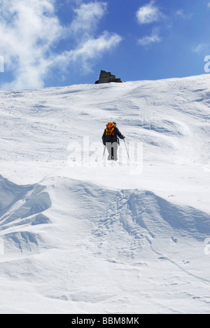 Bergsteiger, ski Tourer aufsteigend die Gipfel im verschneiten Gelände Glungezer Tuxer Alpen, Tirol, Österreich Stockfoto