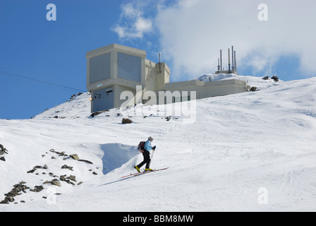 Tourengeher aufsteigende Gipfel, Materialseilbahn auf Rückseite, Glungezer Tux, Alpen, Tirol, Österreich Stockfoto