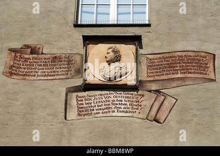 Porträt von Don Juan und Namen von berühmten Gästen im Restaurant Goldenes Kreuz, Regensburg, Bayern, Deutschland, Europa Stockfoto