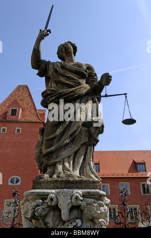 Statue der Justitia auf einen Brunnen, Regensburg, Bayern, Deutschland, Europa Stockfoto