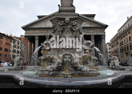 Brunnen, Figuren aus Marmor, Pantheon, Piazza della Rotonda Platz, Altstadt, Rom, Italien Stockfoto