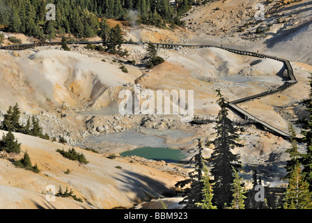 Promenade führt durch das Gebiet der Solfatara Bumpass Hell, Lassen Volcanic National Park, Nord-Kalifornien, USA Stockfoto