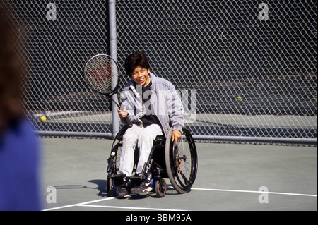 Rollstuhl Rollstuhl Tennis Sport junge Teen Sport Handicap zu überwinden Lächeln glücklich genießen Sie sicher Spaß Stockfoto