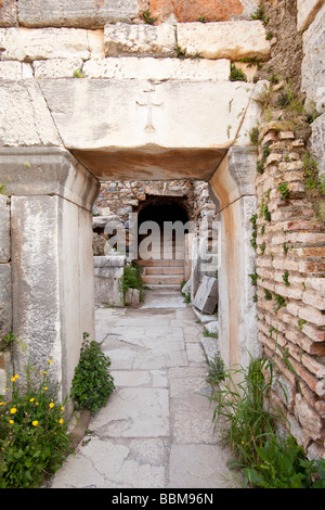 Christliches Kreuz geschnitzt über einen Eingang in einem antiken Gebäude in Ephesus-Türkei Stockfoto