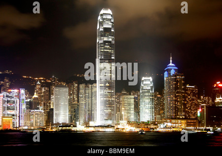 Blick von Kowloon, Tsim Sha Tsui-Ufer, auf die Skyline von Hong Kong Island, Hongkong, China Stockfoto