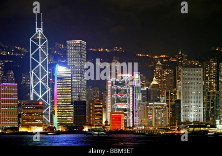 Blick von Kowloon, Tsim Sha Tsui-Ufer, auf die Skyline von Hong Kong Island, Hongkong, China Stockfoto