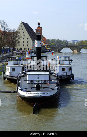 Schifffahrtsmuseum auf Donau, Historische Wurstkueche Restaurant und steinernen Bruecke Bridge in den Rücken, Regensburg, niedriger Stockfoto