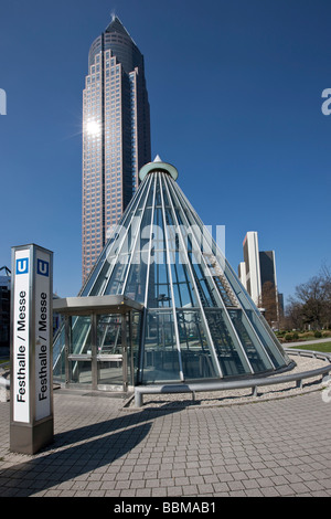 Eingang zur u-Bahn-Station vor dem Messeturm Turm, Friedrich-Ebert-Anlage-Straße, Frankfurt Am Main, Hessen, Deutsch Stockfoto